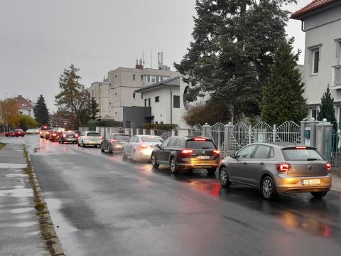 Ilustrační fotografie dopravy v horních Řepích - kolona