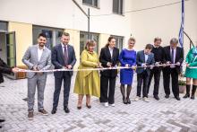 Přestřižení pásky při slavnostním otevření Domu s pečovatelskou službou